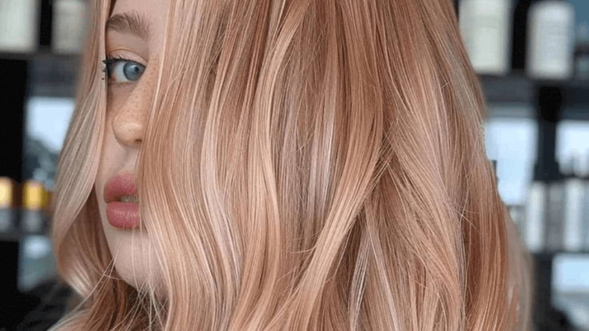 Perfil de mujer con cabello de tono rubio oro rosa.
