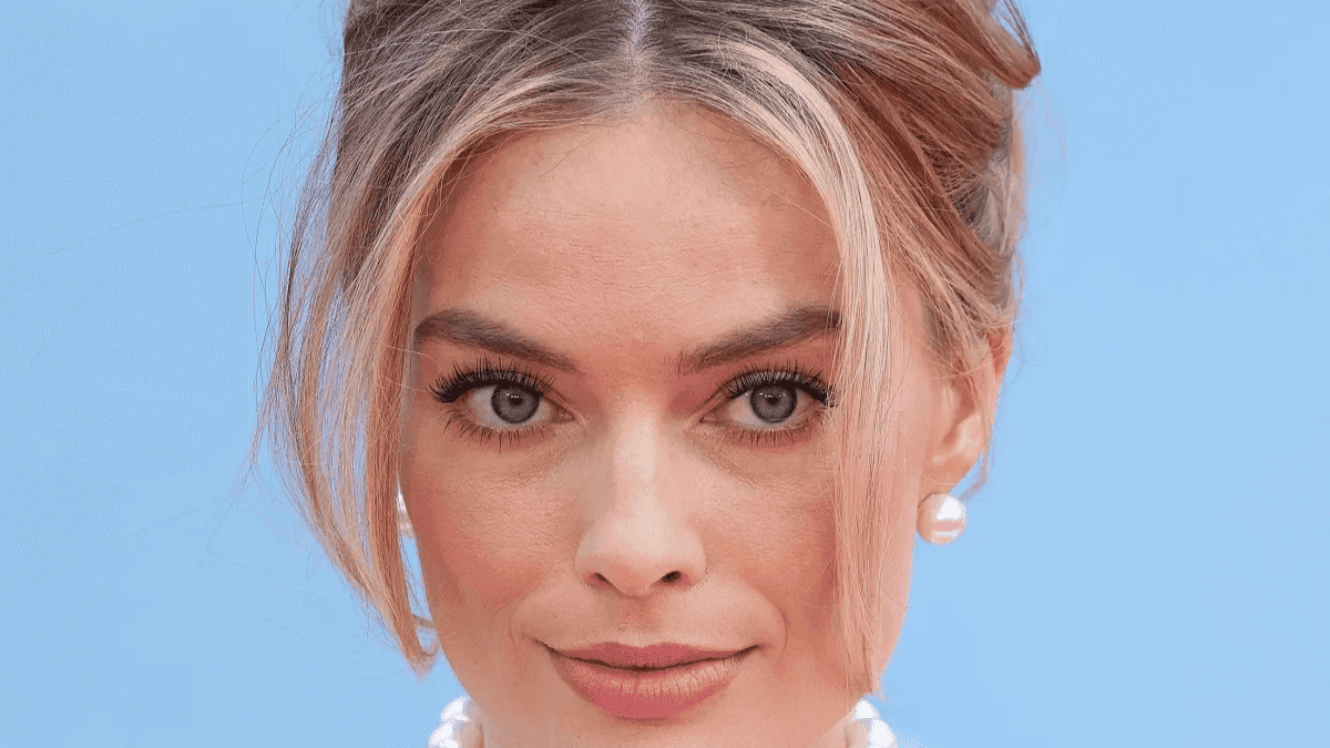Margot Robbie con tono de cabello rubio sandy bronde.