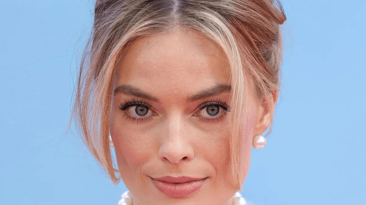 Margot Robbie con tono de cabello rubio sandy bronde.