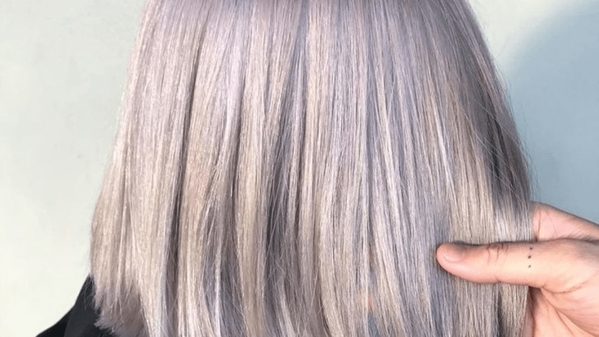 Cabello con tono rubio violeta.