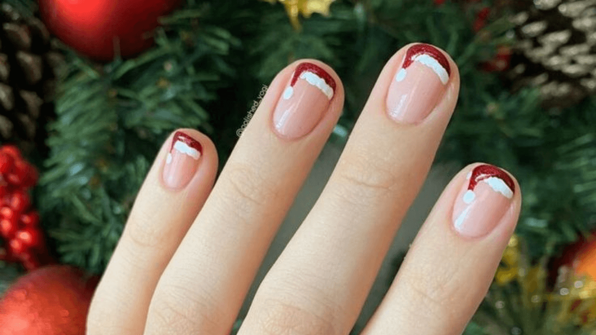 Unhas com manicure francesa.