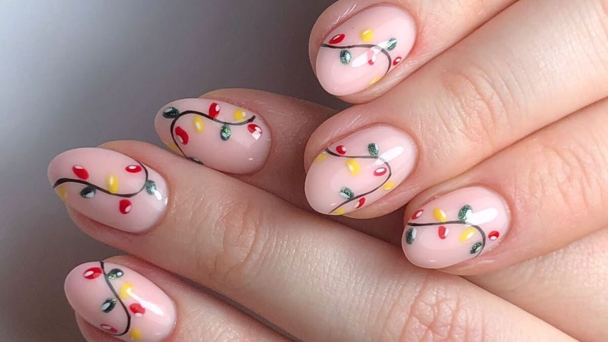 Uñas cortas con focos de Navidad. 