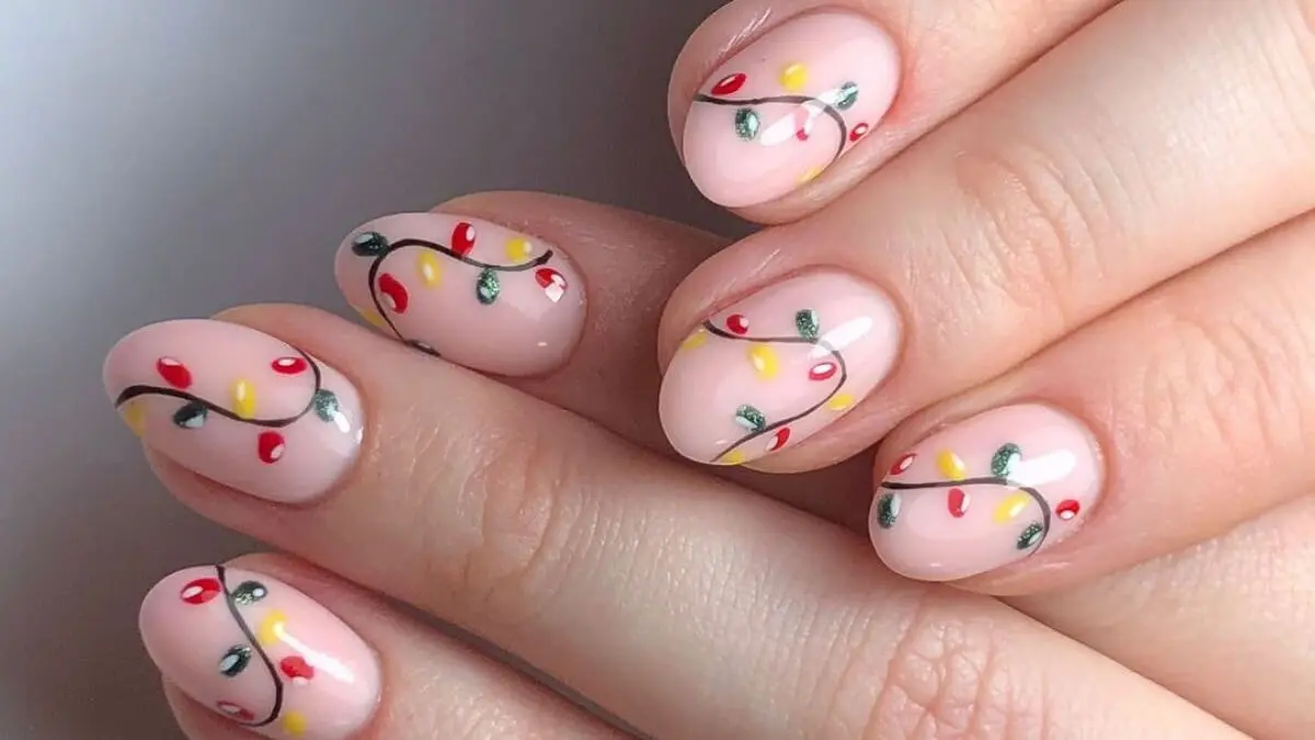 Unhas curtas com luzes de Natal.
