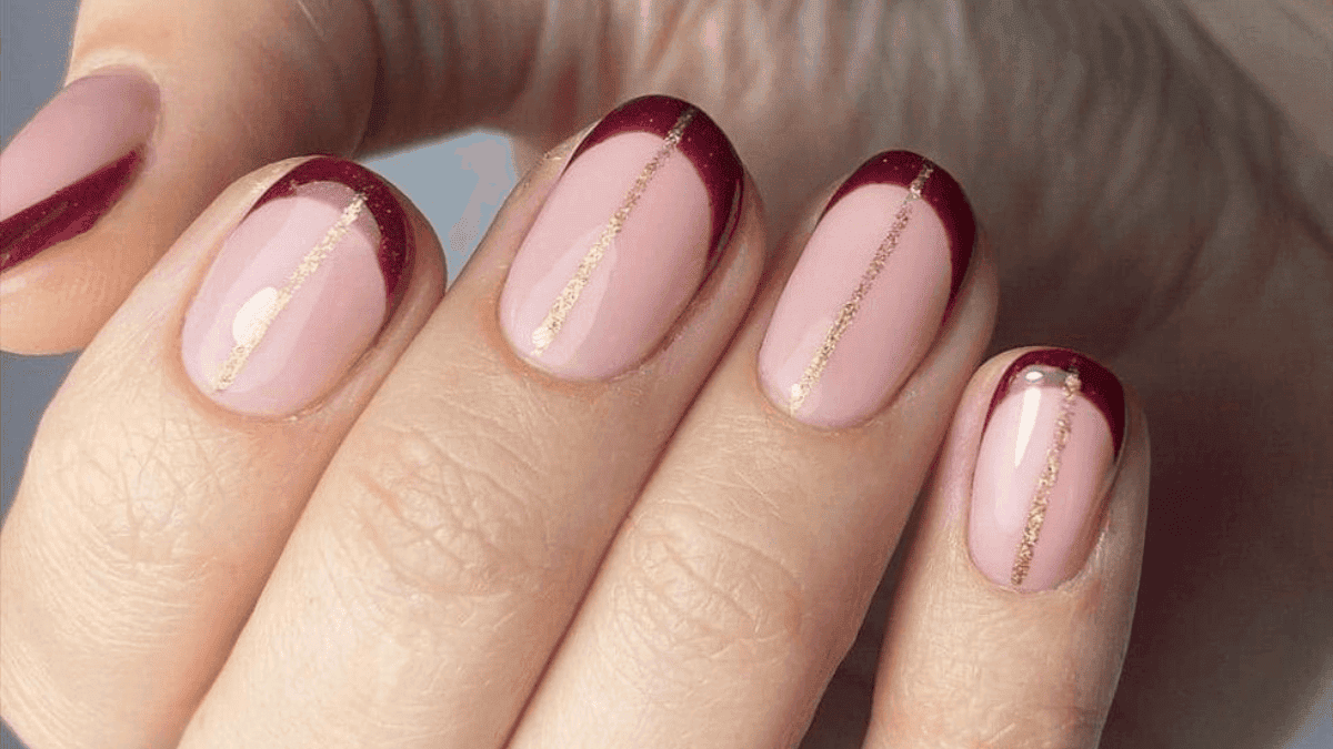 Uñas francesas vinotinto y glitter.