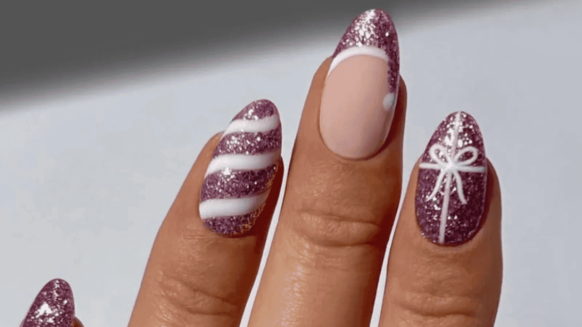 Uñas con glitter.