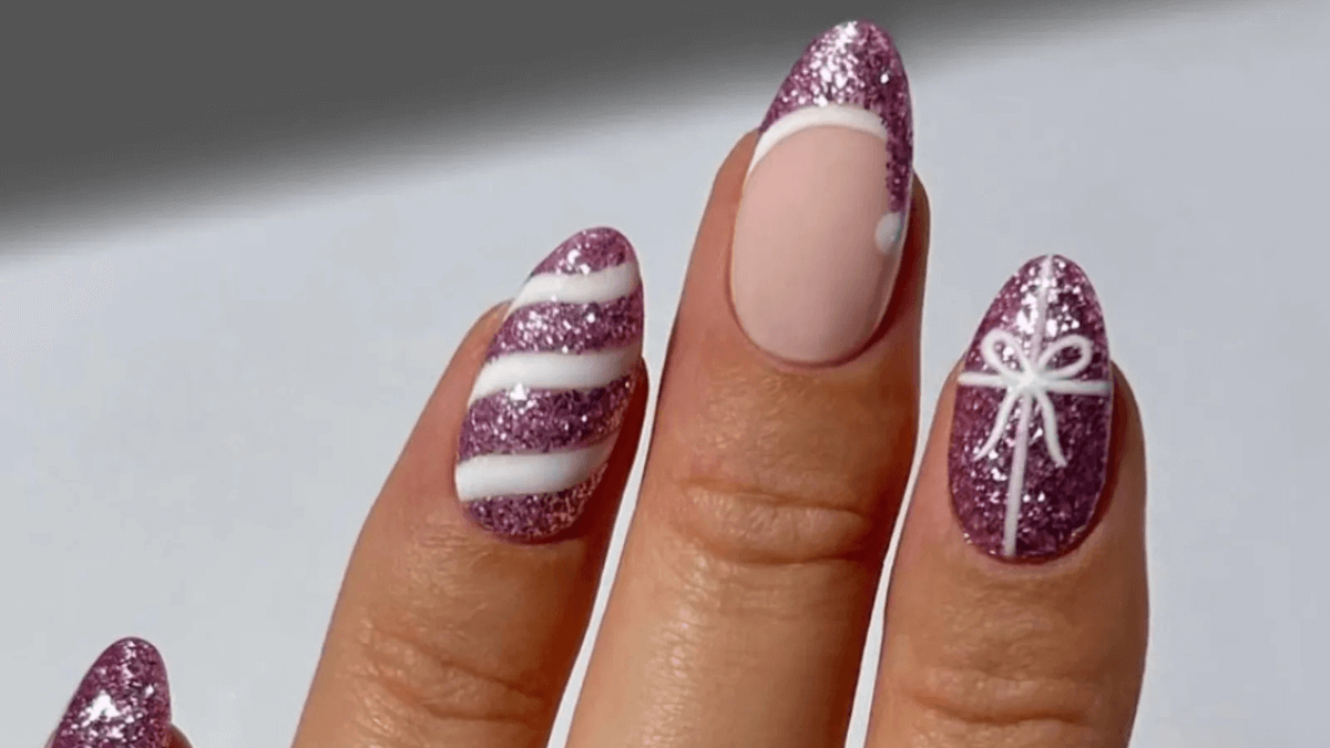 Unhas com brilho.