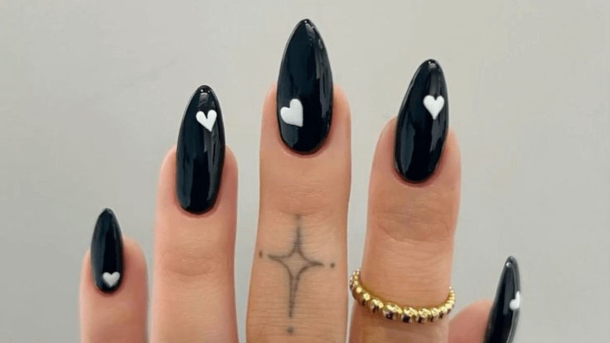 Uñas negras con corazones blancos.