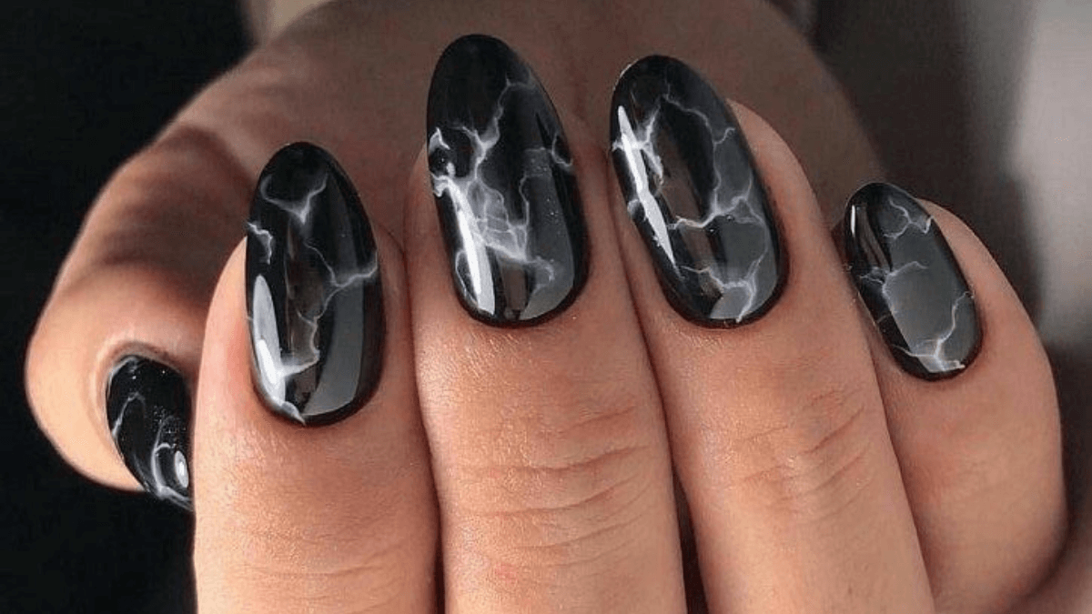 Uñas negras con efecto mármol.