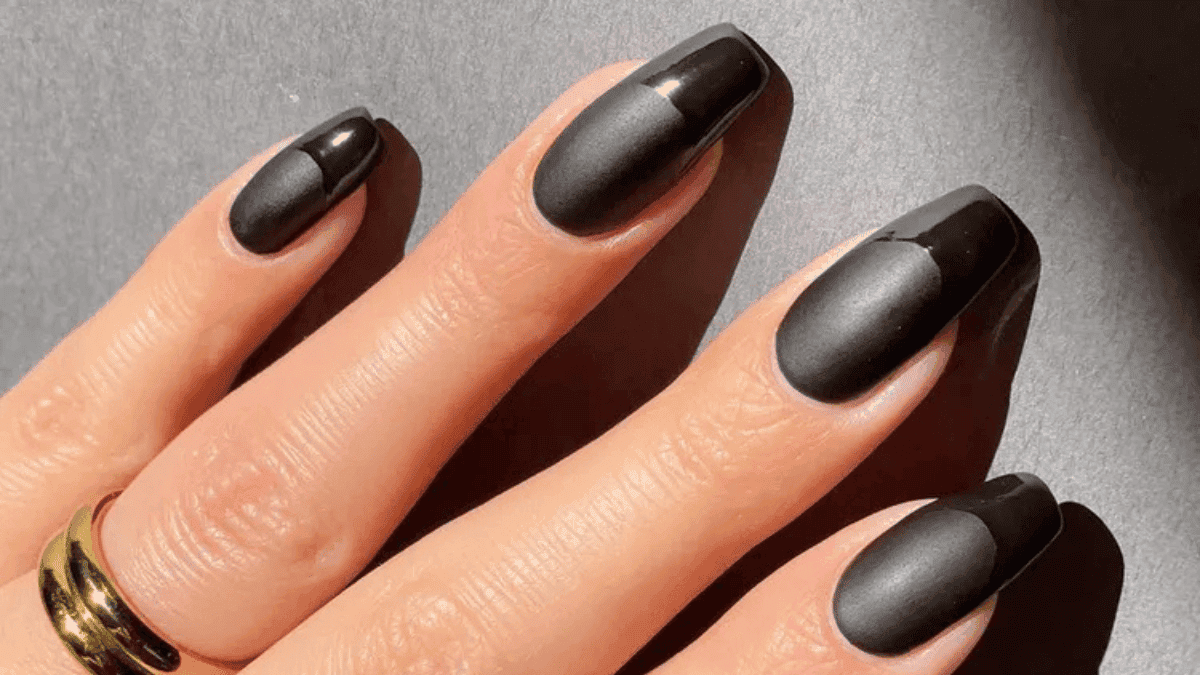 Uñas negras mate con francesita
