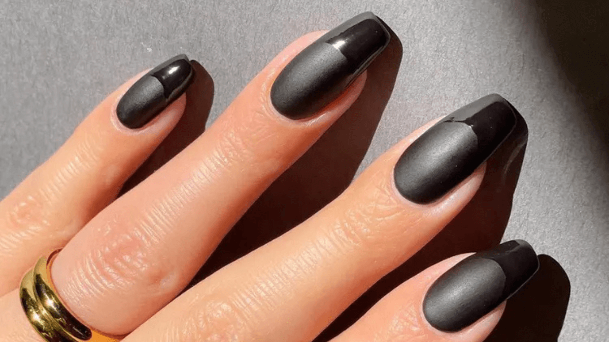 Manicura francesa en negro.