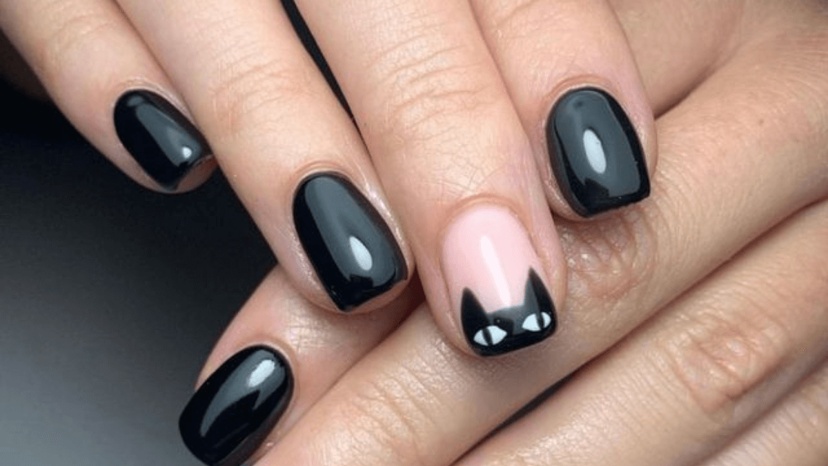 Uñas negras con detalle de gato en dedo medio.