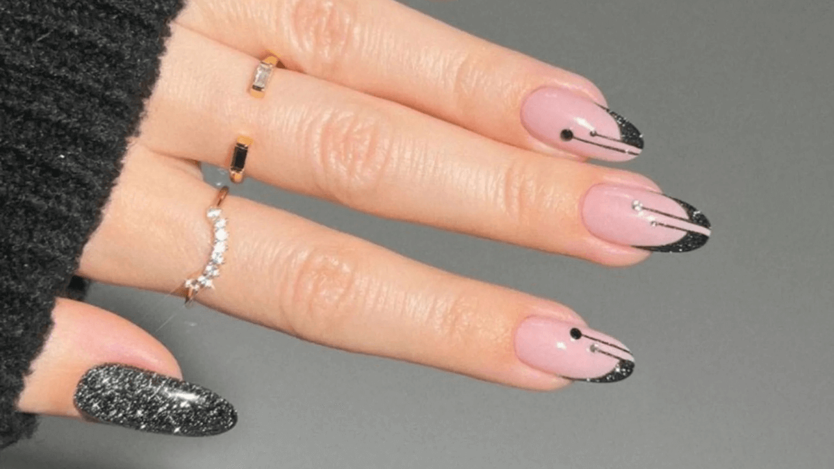 Uñas con base nude y manicura francesa.