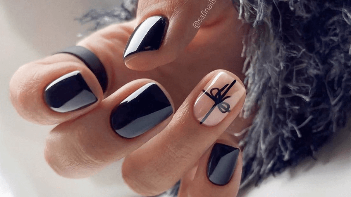 Uñas negras con detalle de lazo en dedo anular.
