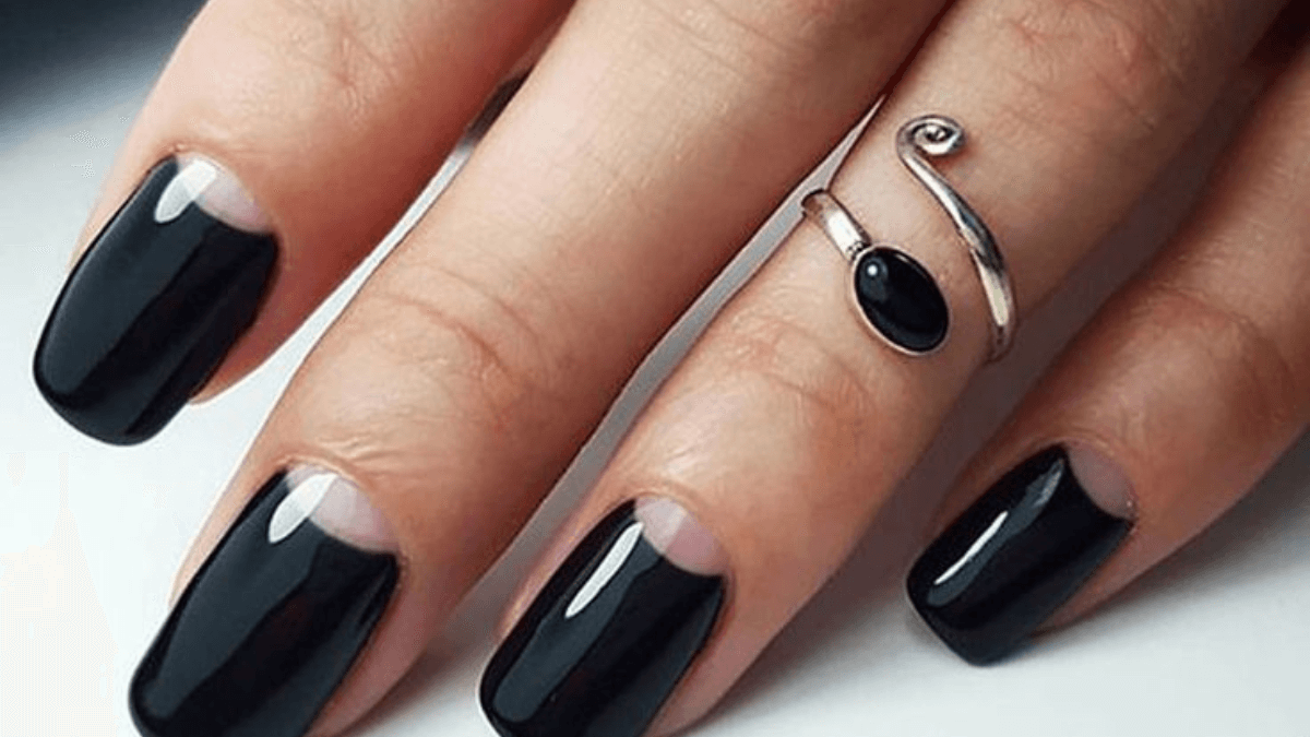 Uñas negras con medias lunas.