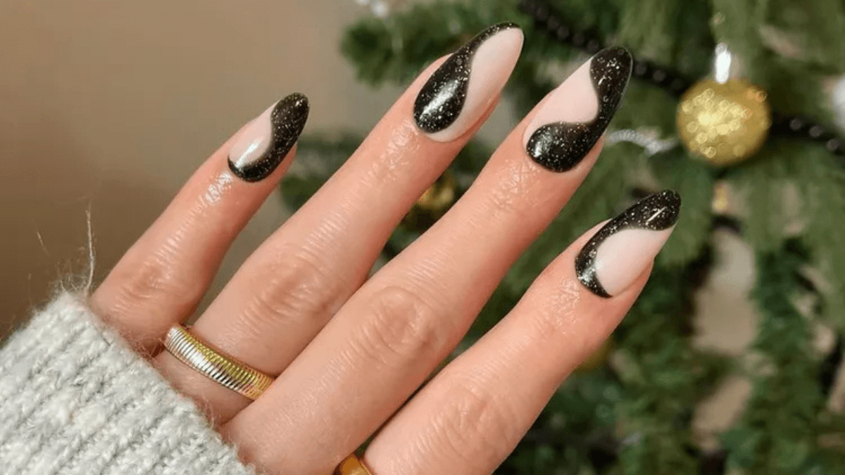 Uñas negras y nude con ondas.