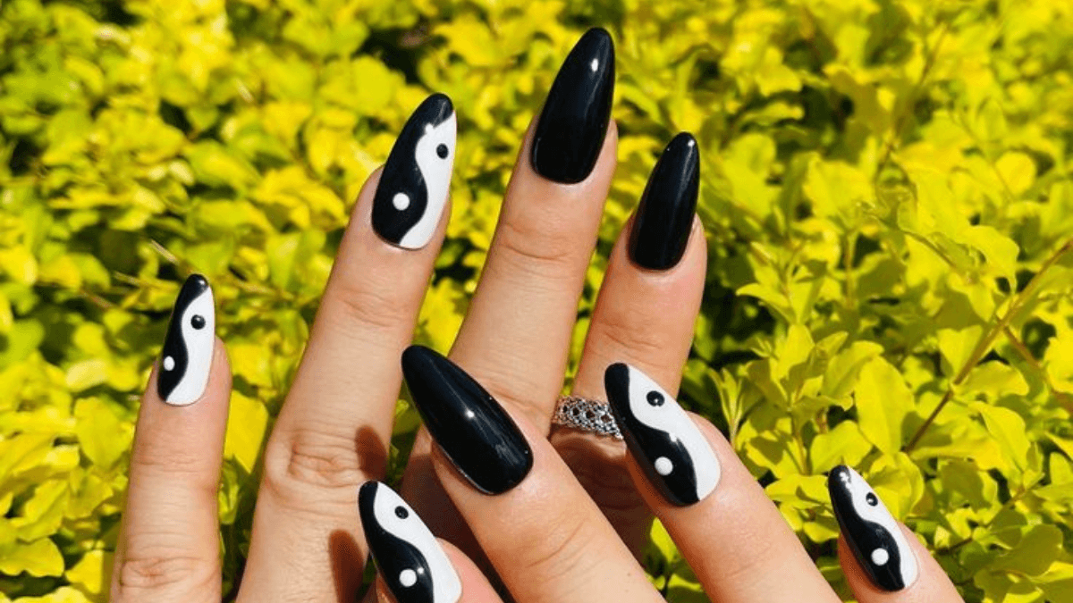 Uñas con diseños del yin yang.