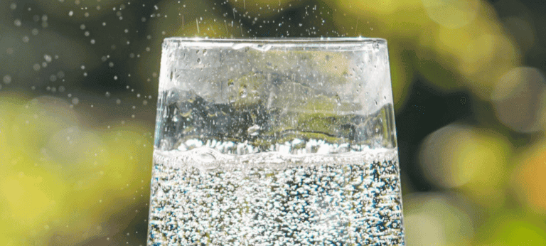 Tomar agua con gas: beneficios para la salud y precauciones