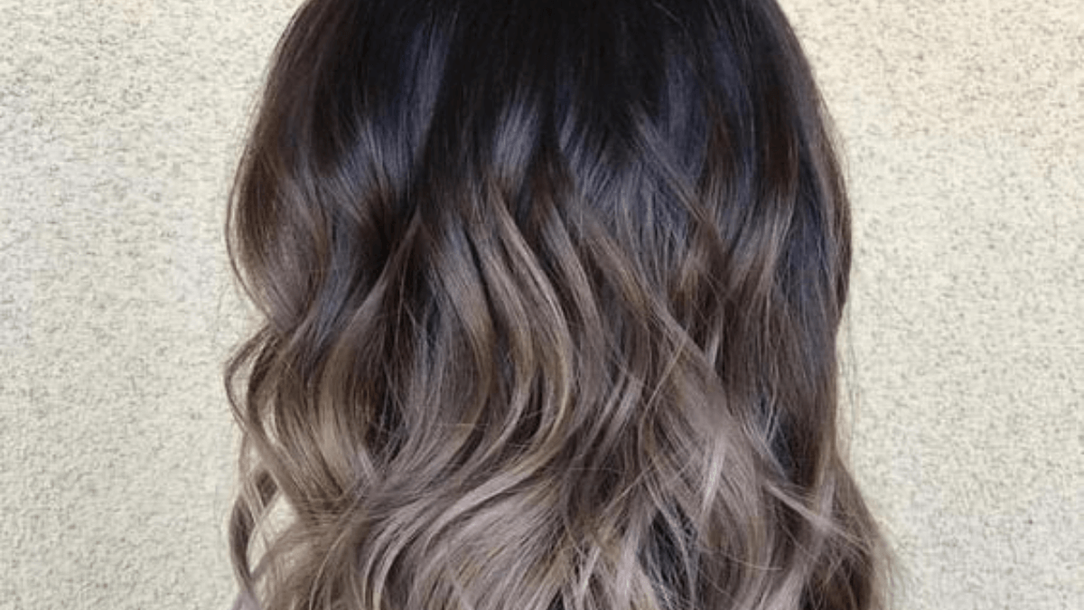 Balayage rubio cenizo.