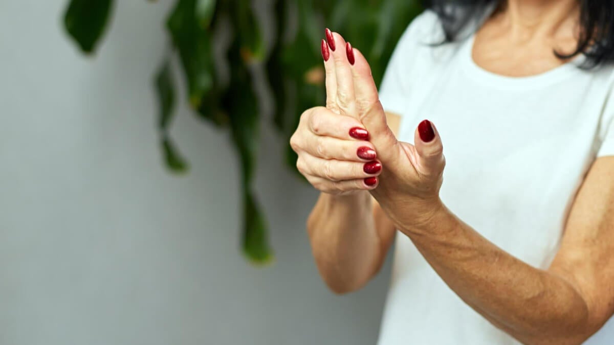 Nudillos rojos, agrietados o inflamados: causas y tratamientos