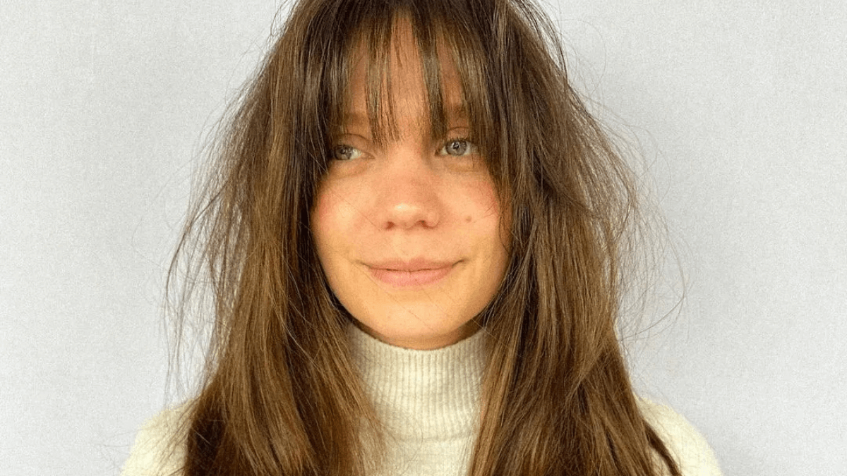 Flequillo eye-grazing fringe.