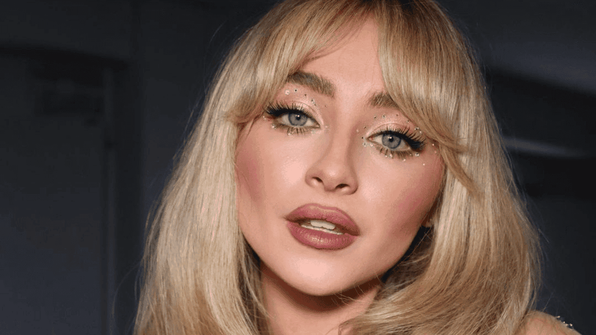 Flequillo Sabrina bangs.