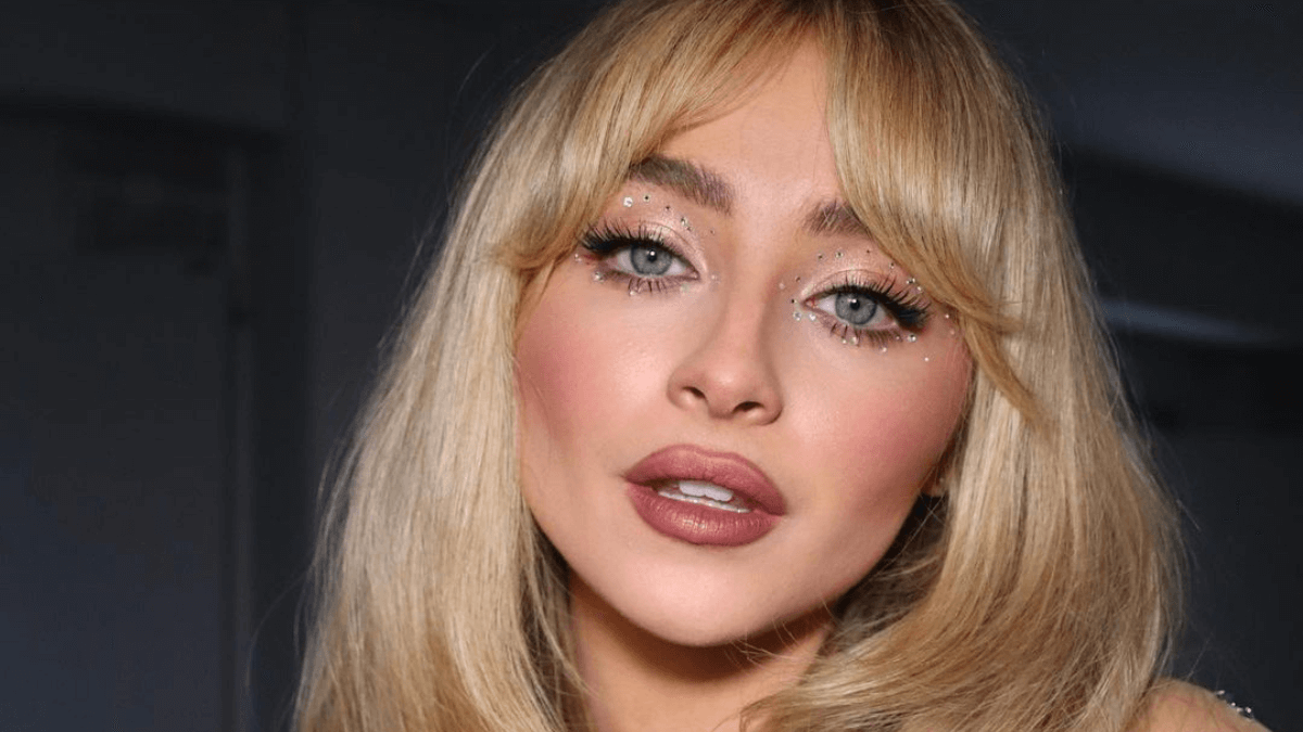 Flequillo Sabrina bangs.