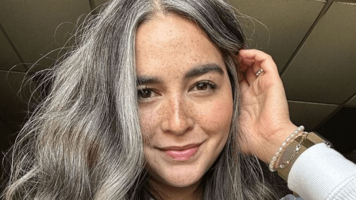 Mujer con cabello grey blanding.