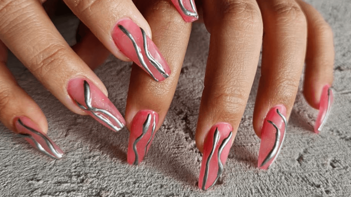 Manicura jelly con líneas cromadas abstractas.