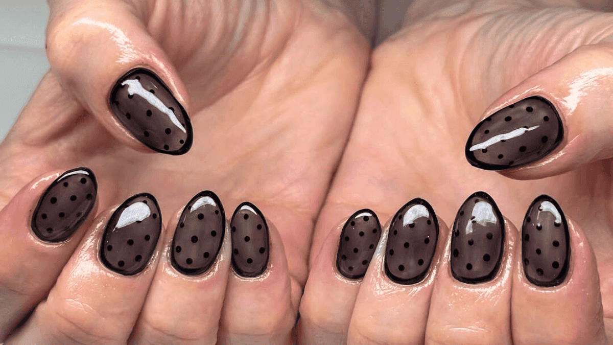 Uñas de gelatina con polka dots.