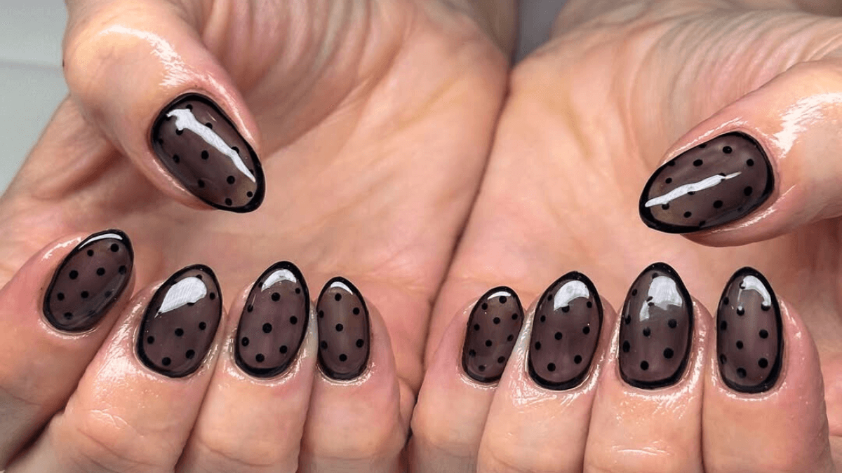 Uñas de gelatina con polka dots.