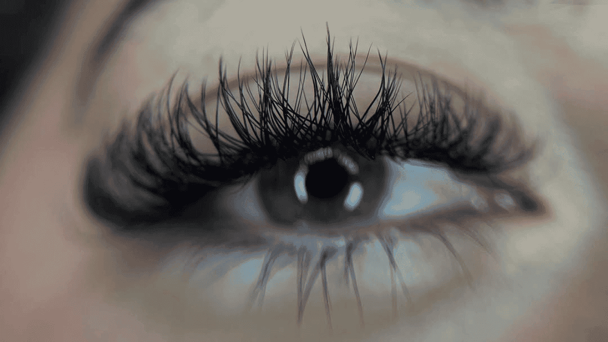 Pestañas pelo a pelo con volumen hawaiano.