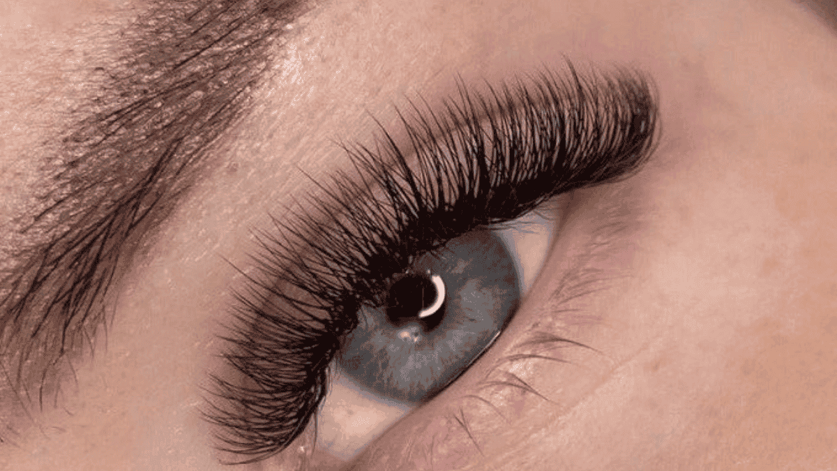 Pestañas pelo a pelo con volumen ruso.