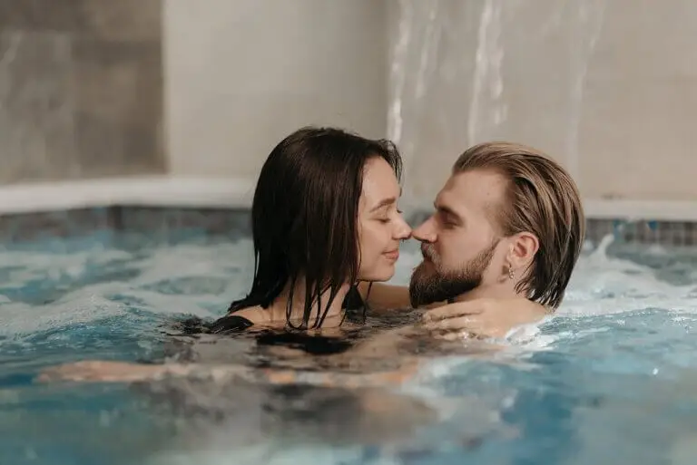 Las mejores posturas para el sexo bajo el agua y cómo hacerlo sin riesgos
