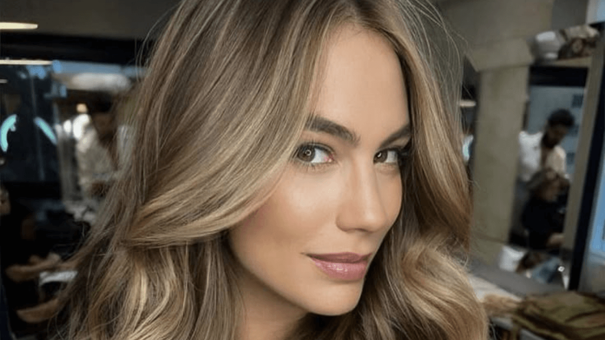 Mechas rubio arena.
