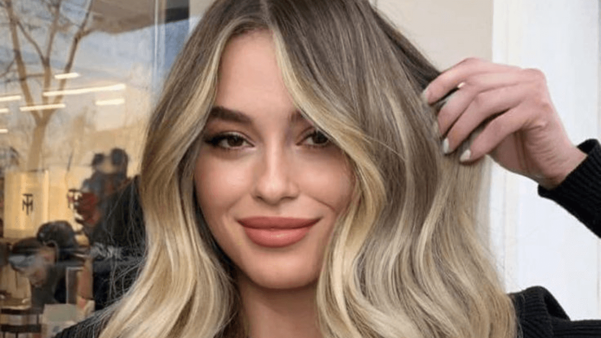 Mechas rubio vainilla.