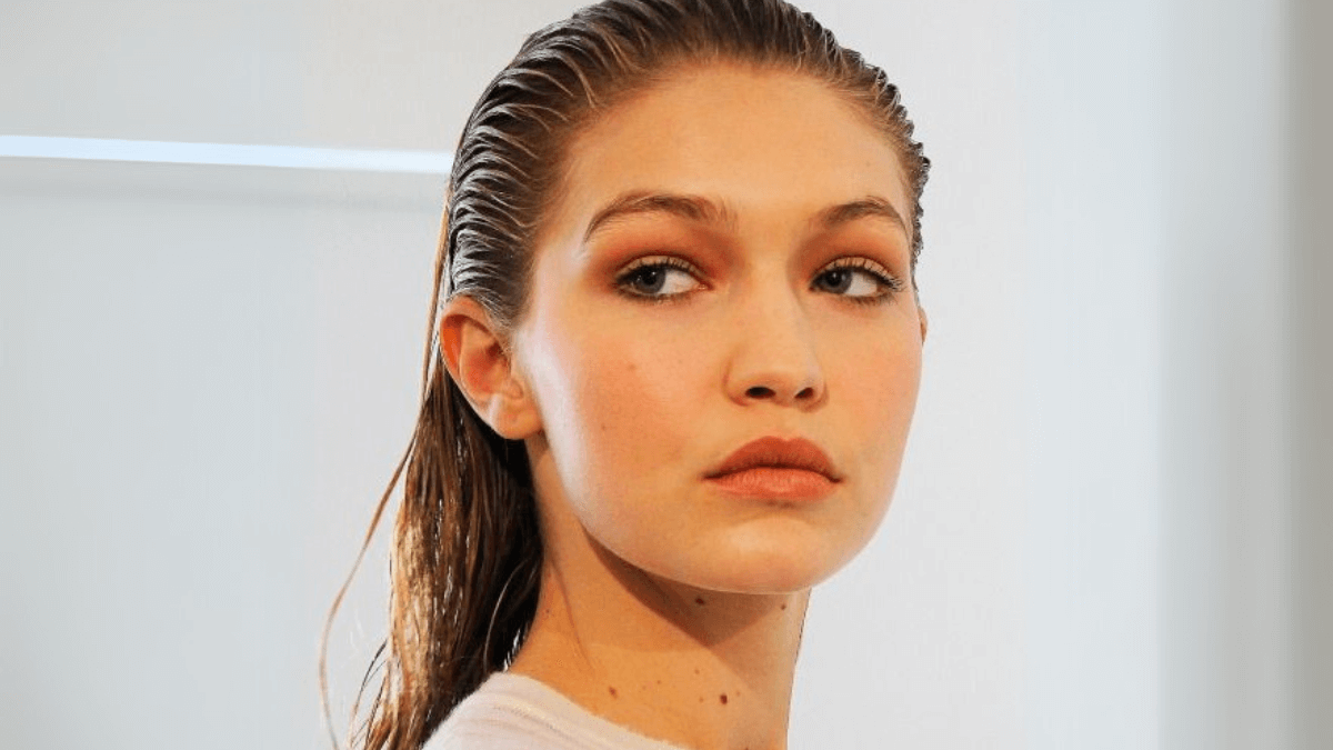 Gigi Hadid luce peinado mojado hacia atrás.