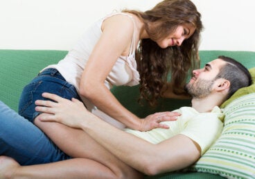 Postura de la amazona o cowgirl: domina esta posición sexual y sus variantes