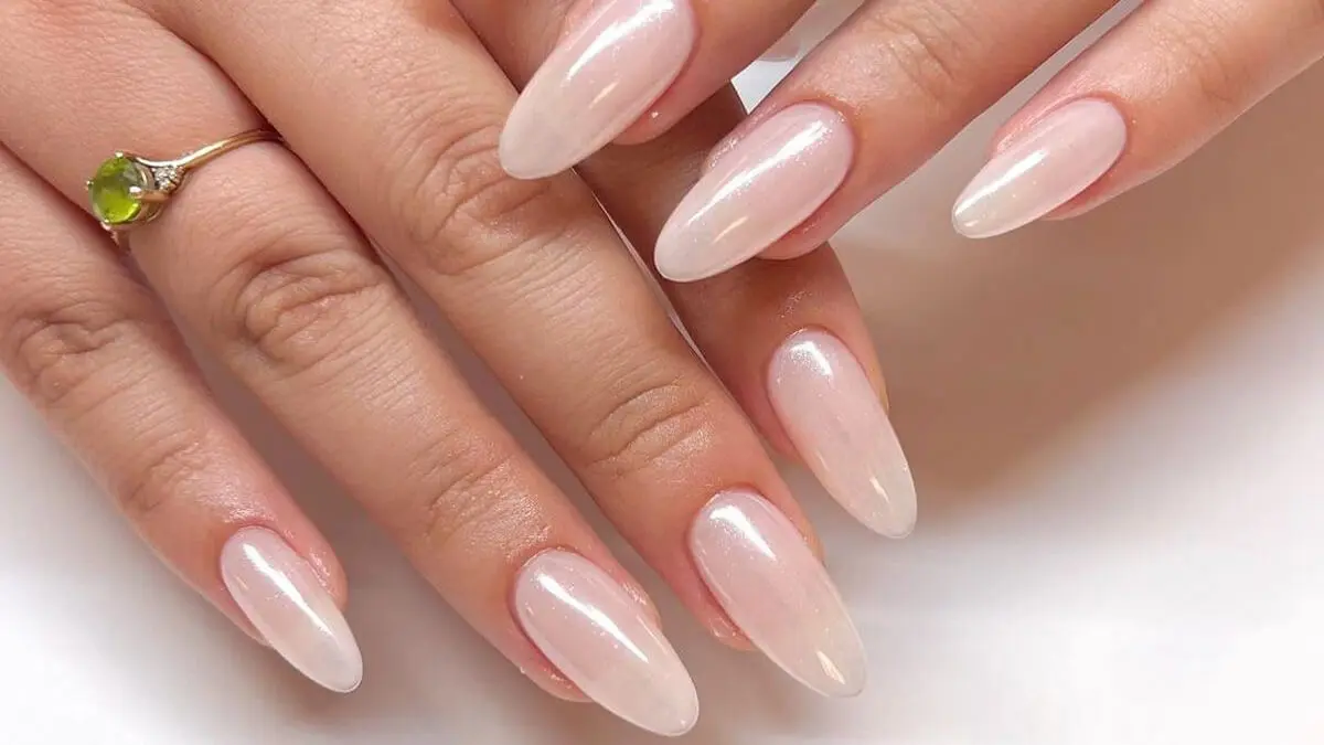 Uñas blanco perla.