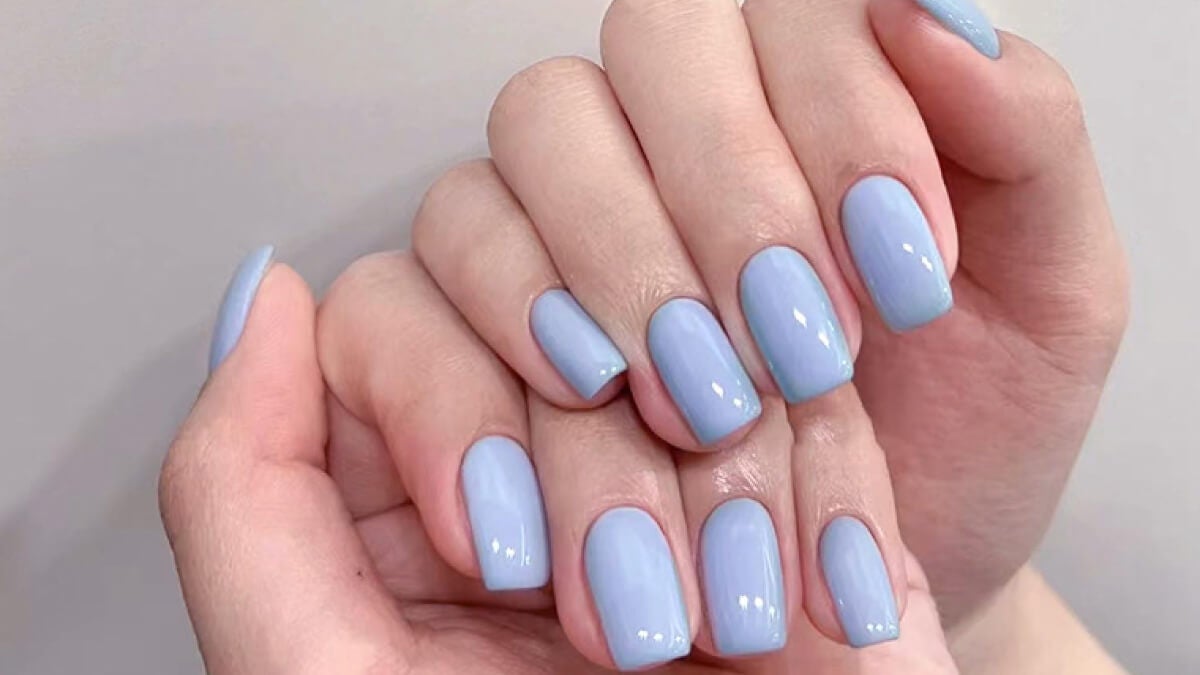 Uñas azul cielo. 