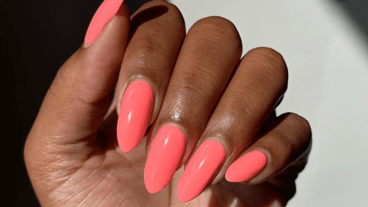 Uñas coral.