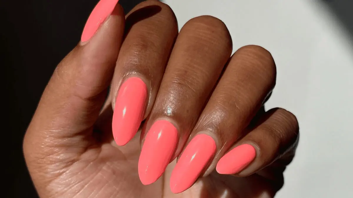 Uñas coral.