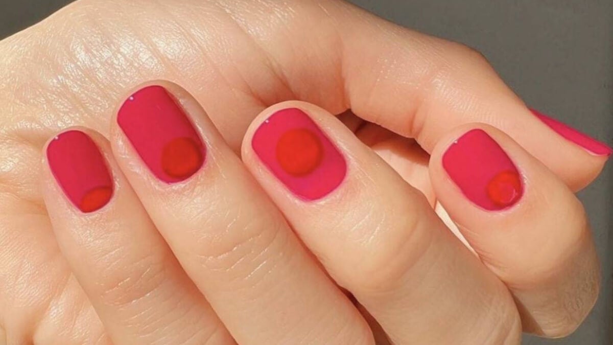 Uñas fucsia. 