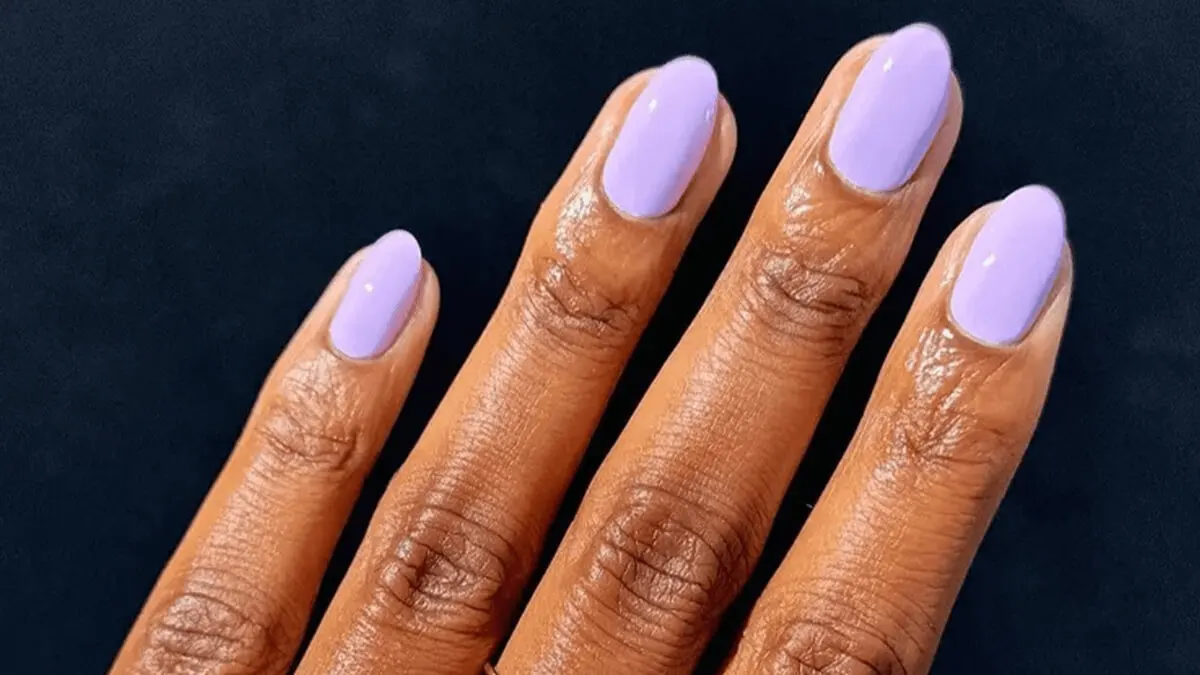 Uñas lavanda.