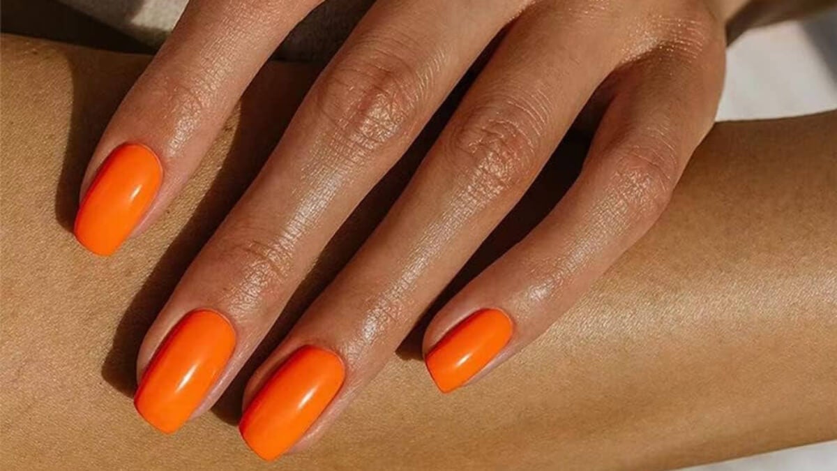 Uñas naranja.