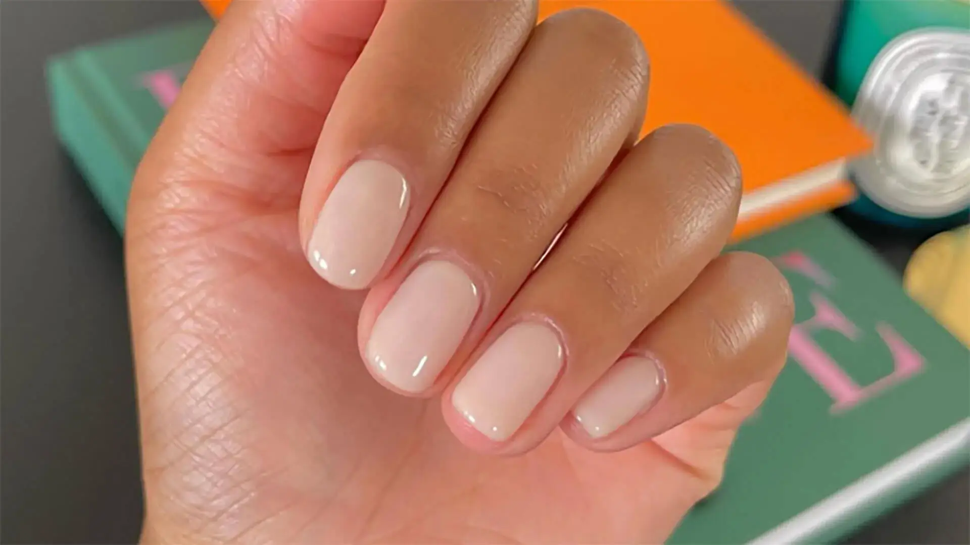Uñas nude.