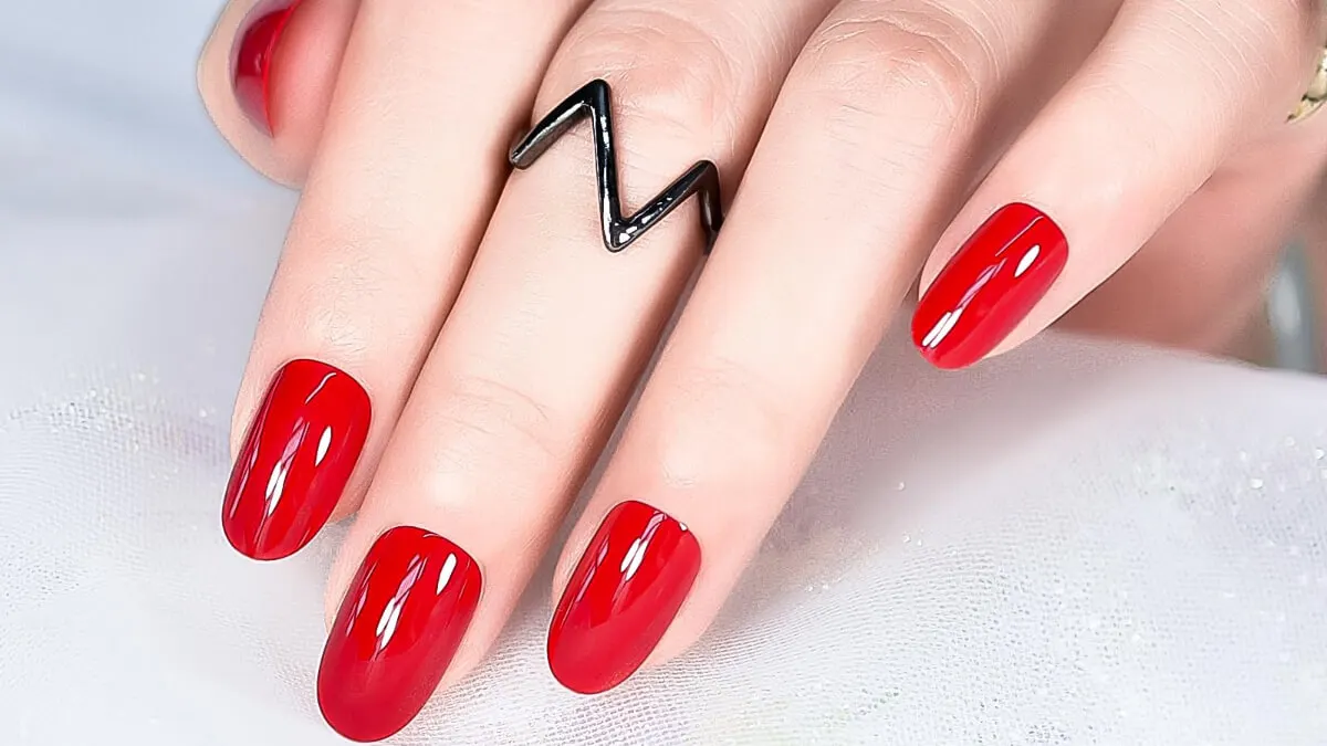 Uñas rojo sangre.
