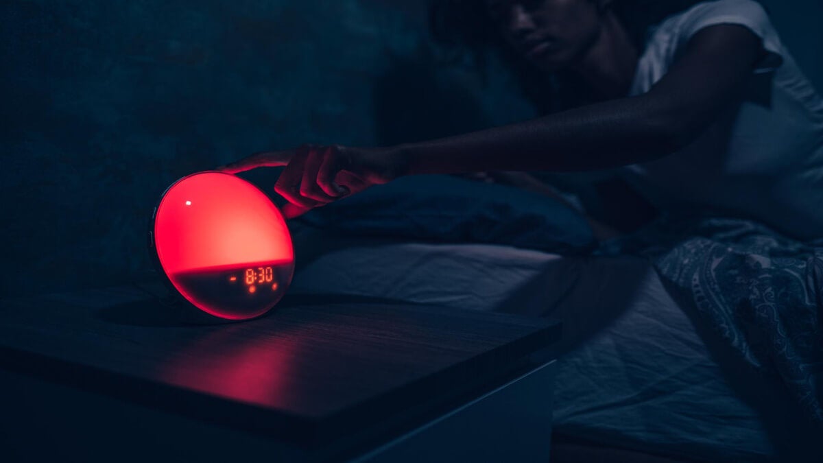 Luz roja para dormir: qué es, cómo usarla y sus beneficios