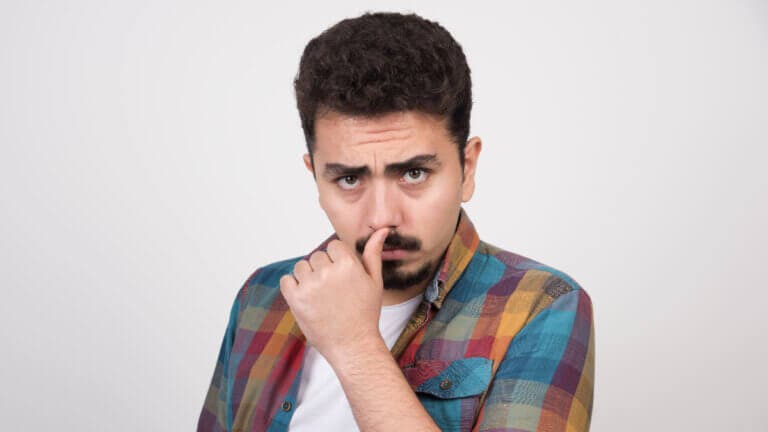 ¿Por qué nos tocamos la nariz al hablar? Significado en el lenguaje corporal, según la piscología