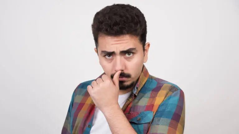 ¿Por qué nos tocamos la nariz al hablar? Significado en el lenguaje corporal, según la piscología