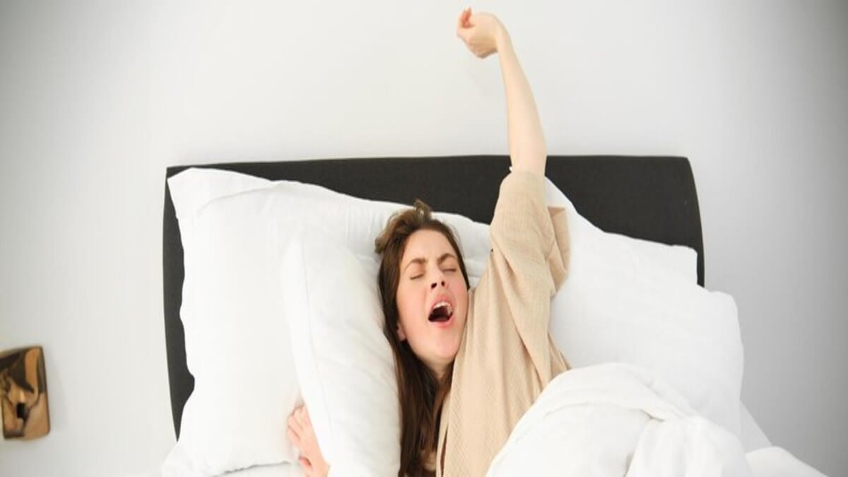 ¿Te cuesta salir de la cama? 10 trucos para levantarte sin esfuerzo